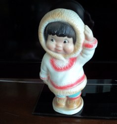 11'' CANADIAN REGAL CUTE PLASTIC KIMMIE 'ESKIMO' 60S BANK
